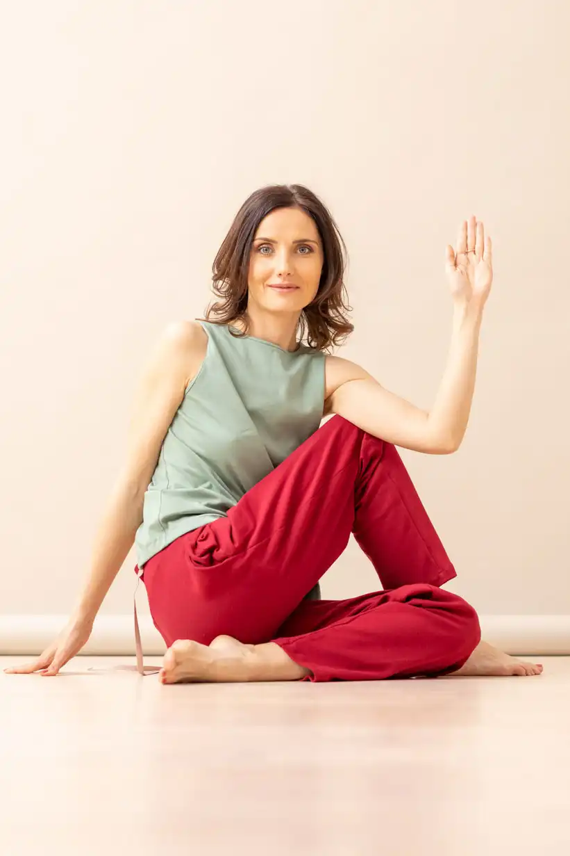 Swan-top-olive-cotton-women-yoga-3-web